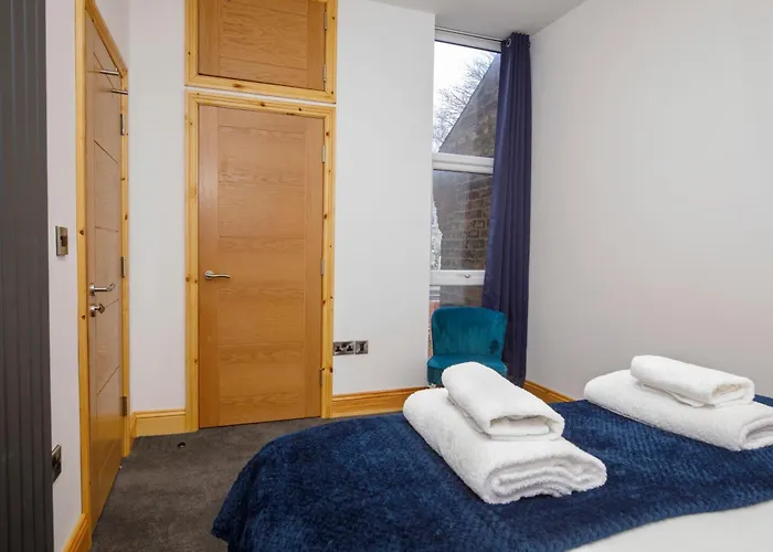 The Retreat At The Lawrence Apartments